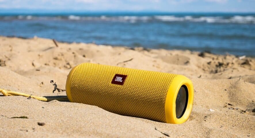 How to choose a good Bluetooth speaker JBL speaker at the beach